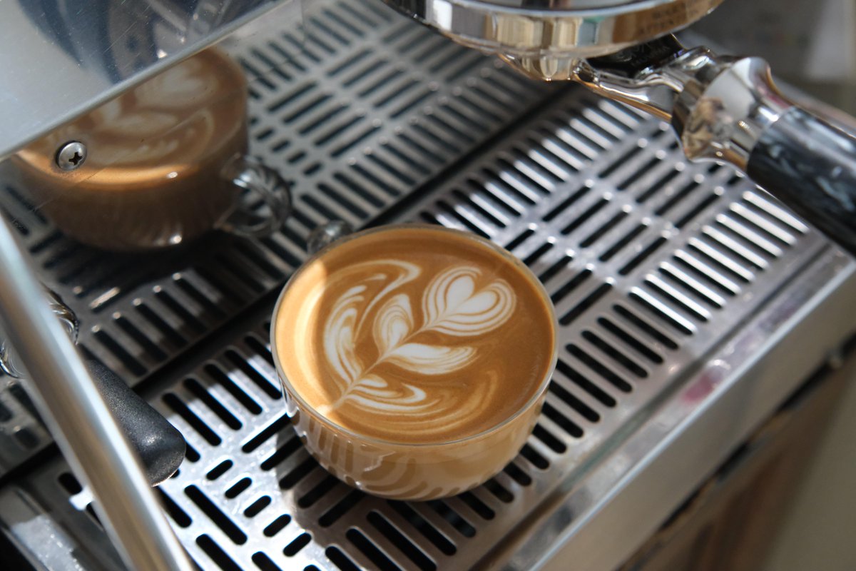 fieldsRTHY's tweet image. 오늘 라떼 아트가 꽤 괜찮네요.