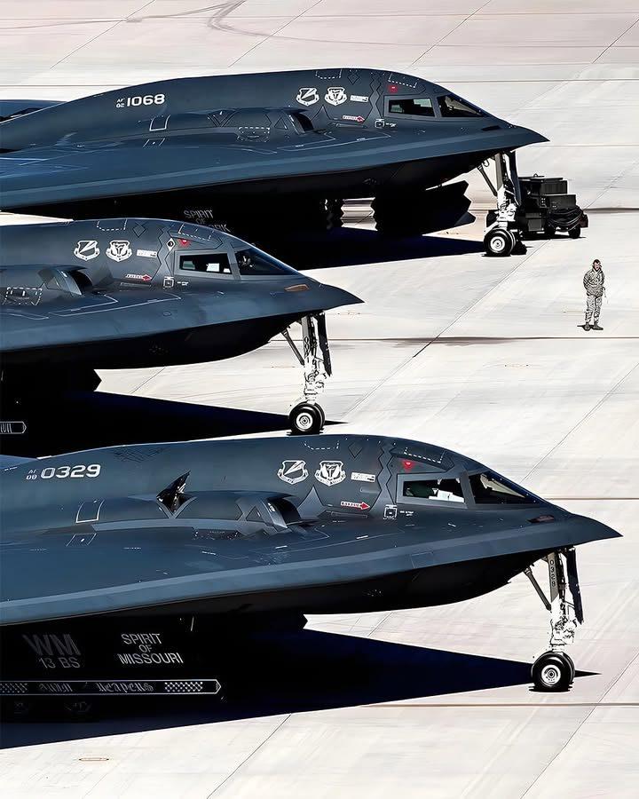 بقولِ حاجی بی-۲ اسپیریت های زیبا در پایگاه هوایی
B-2 Spirit