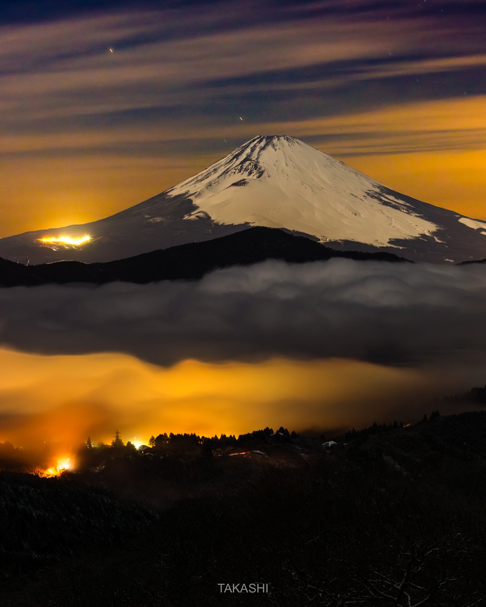 🗻 夜空に浮かぶ富士Mount Fuji clearly visible in the night sky