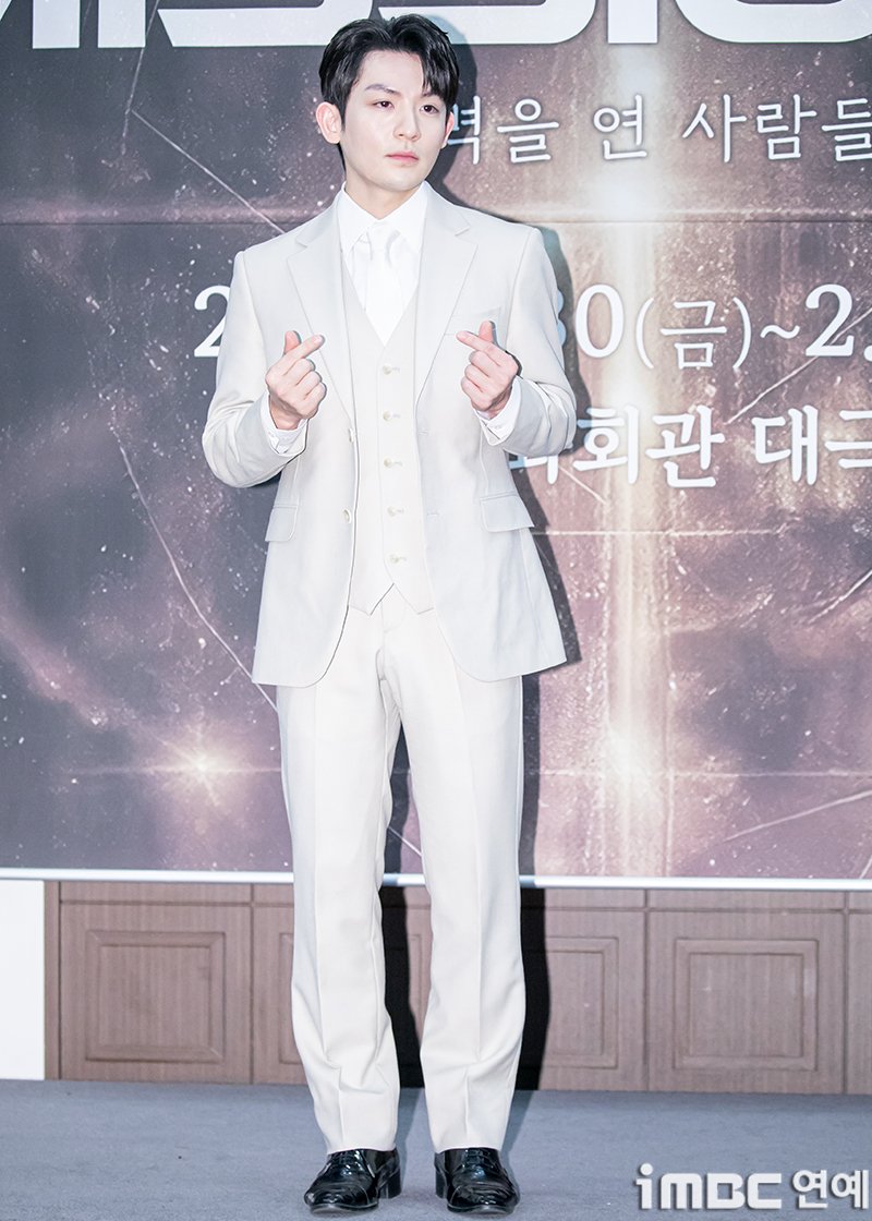 [포토] 리키, 진지한 하트 
#더미션K_뮤지컬콘서트 #리키
#RICKY #기자간담회_260105 [iMBC 연예]

틴탑 리키가 5일 오전 서울 중구 프레스센터에서 열린 뮤지컬 콘서트 ‘더 미션:K’ 기자간담회에 참석해 포즈를 취하고 있다.

⬇️고화질 Click Plz⬇️
enews.imbc.com/M/Detail/489727