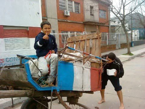 Entré al FB y revisando fotones encontré esta cuando por 2012 pintamos la casa al lado del parque el C N de F, pasó un carrito y nos pidió pa pintarlo de Nacional, histórico firme