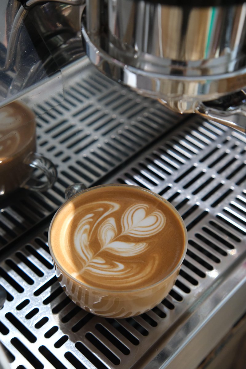 fieldsRTHY's tweet image. 오늘 라떼 아트가 꽤 괜찮네요.