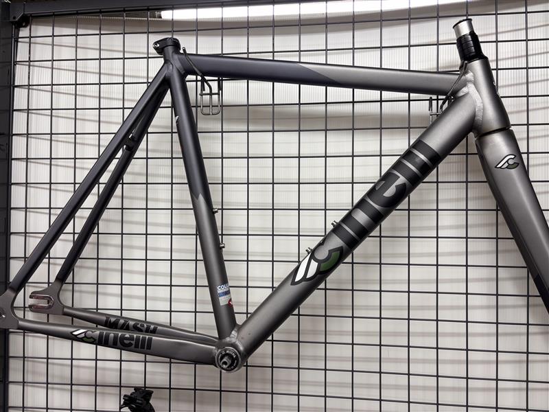 IWAI_CYCLE's tweet image. CINELLIのピストフレーム大放出しようかな？？
未だにお問い合わせの多いCINELLI×MASHのMASH PARALLAX・MASH WORK・MASH BOLTのフレームもあります！
飾っておくより乗って貰った方がこの子達も幸せですよね？
#MASH #CINELLI ＃PIST #ピスト #NJS