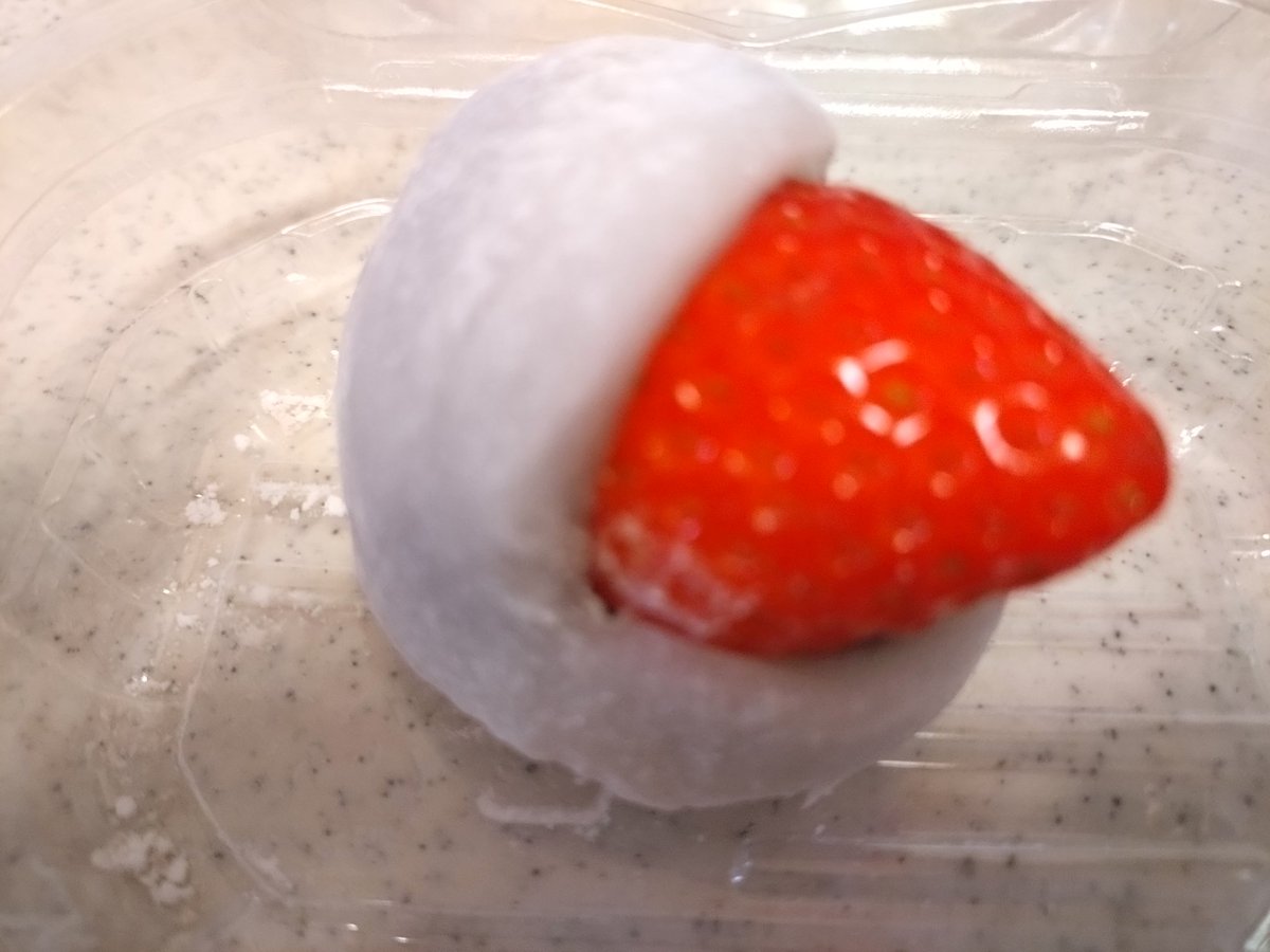 こんにちは(*ˊᵕˋ*)

１月５日　月曜日♫
今日からお仕事の方、頑張って下さい(ง •̀_•́)ง♬

１月５日と言う事でイチコ🍓の日
イオンに行ったらイチコ大福売ってたヽ(´▽｀)/

冬の楽しみ♫♥

３時のオヤツに食べよう。

#イチコ大福
#いちご大福