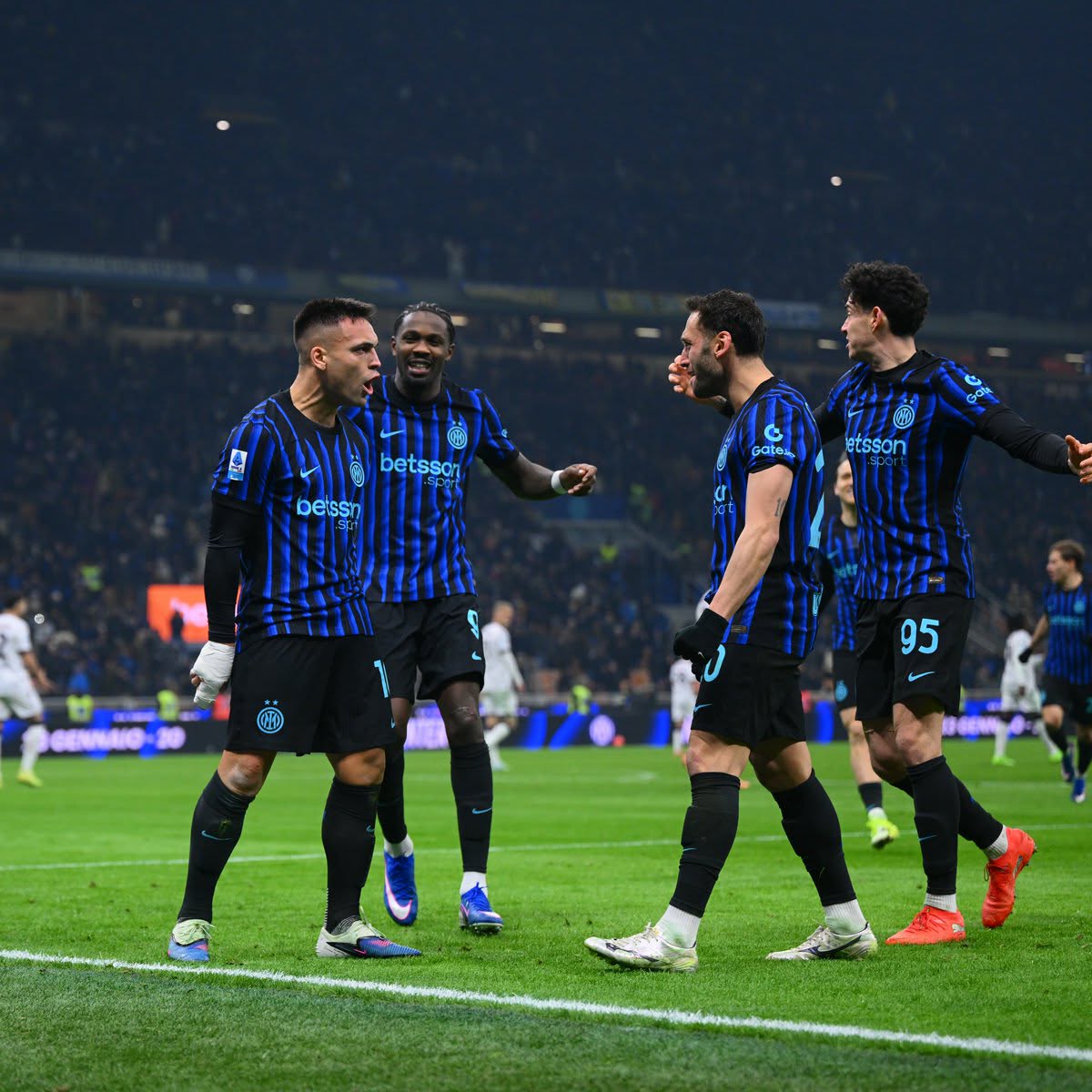 InterFanTV's tweet image. #InterBologna 3-1: spettacolo a San Siro e quinta vittoria consecutiva! Terzo tempo e pagelle, interviste, rassegna e tutti gli aggiornamenti di #calciomercato su #InterFanTV:
youtube.com/live/Og4Xb_mqD…