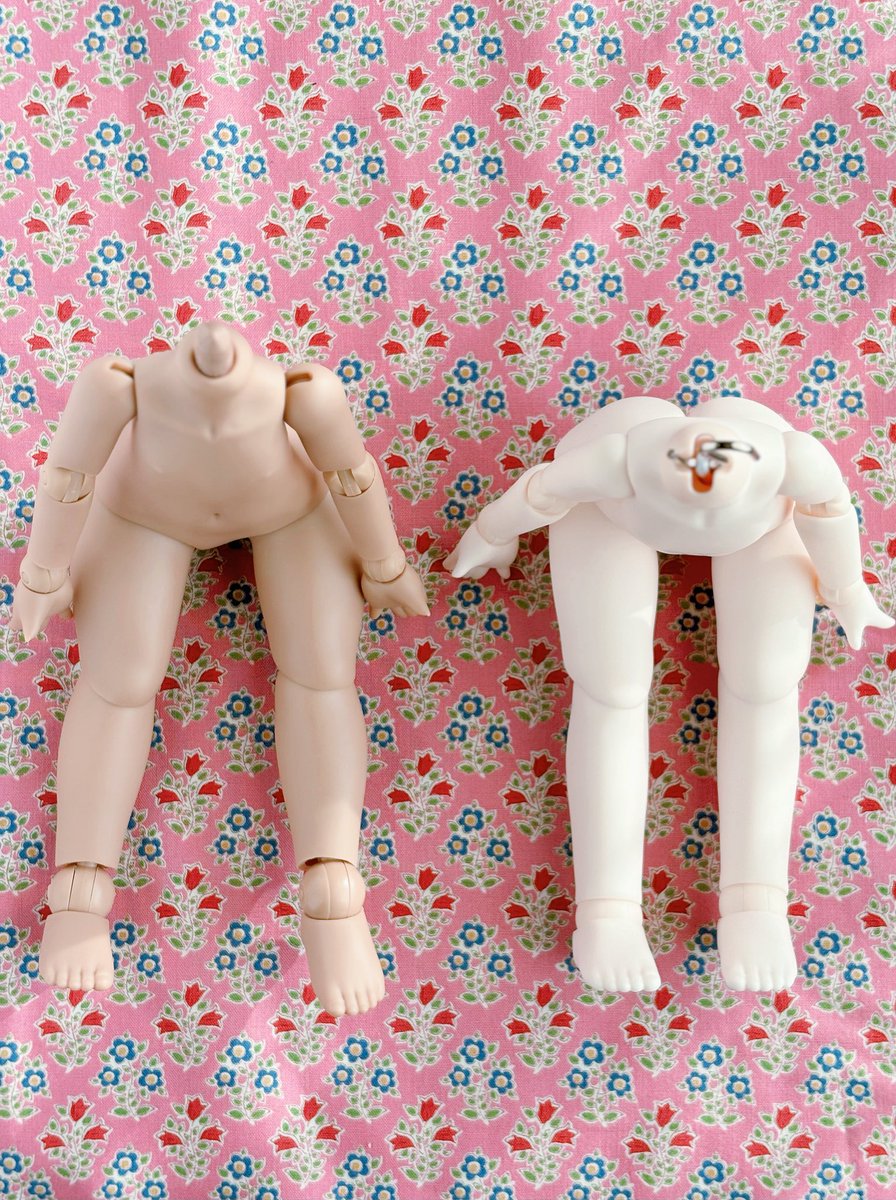 kichirion's tweet photo. やっと開封出来たので #imomodoll の旧ボディ(左)と咪哄体/ミーホンボディ(新1/6ボディ)(右)の比較。
私の旧ボディは左太腿がすぐ外れてしまいますが新ボディは今の所関節しっかりしてます。肩のラインがきれいになりお座りさせた時足が開かなくなりました。あと乳首が消えました。(続きます) https://t.co/EJCqu9nFCV