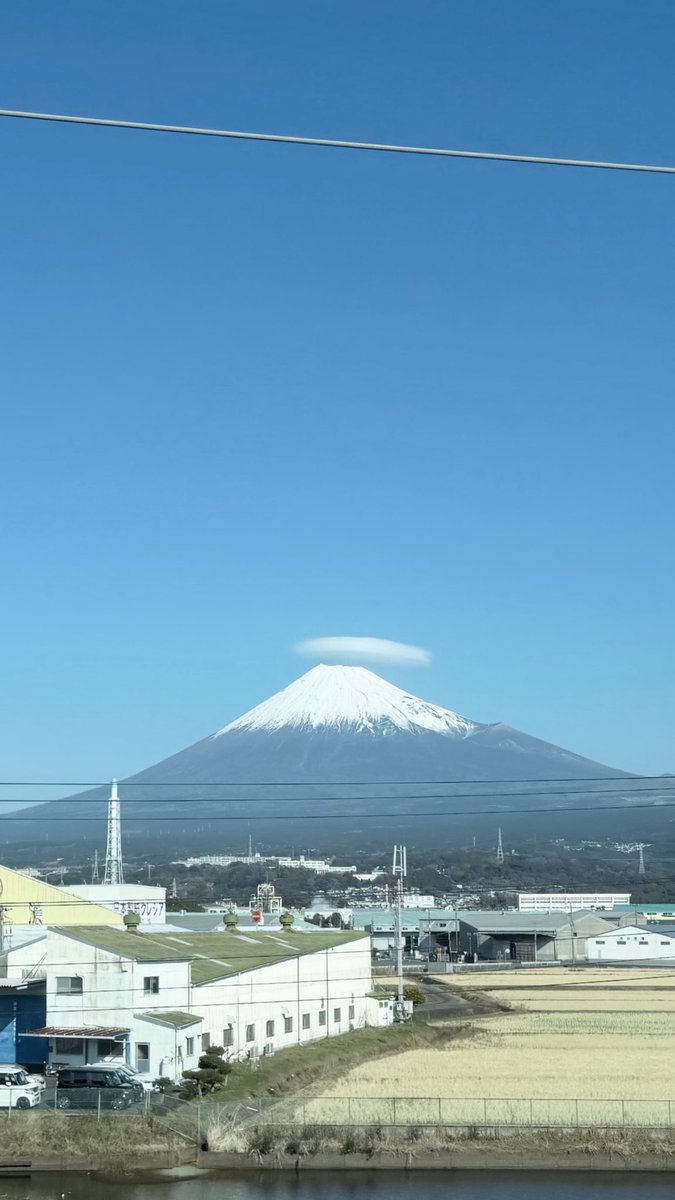 富士の頭にぽわんと雲が被さろうと。