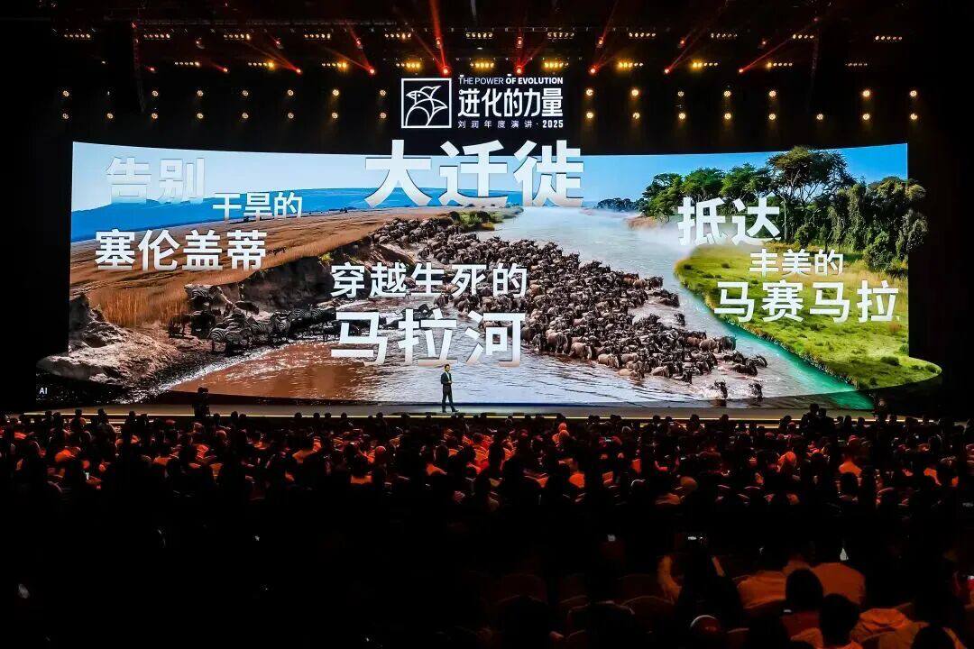 Web3_Monroe's tweet photo. 2026 跨年演讲太长听不完？我帮你把罗振宇、刘润、吴晓波的精华全“榨”干了！

看完这篇，你就能跟上今年的商业节奏。今年大佬们不约而同在说一件事：AI 🔥

罗振宇：别怕被AI卷走，要做“带外挂”的人 。老罗今年讲了个大实话：AI不是来抢你饭碗的，是来给你“托举”的。

人机分工：累活、重复活交给AI，你负责最后拍板和感受美。
“紫领”出现了：未来最吃香的不是名校生，而是那些懂行又会玩AI的跨界人才。

核心：别焦虑，每天试一个AI小工具，你就已经赢了90%的人。

刘润：生意难做？那是你的“生态位”干了 。所以刘润老师今年一直强调“搬家”。

换个地方挣钱：老产品卖不动了？去挖用户的新抱怨，或者干脆出海去卷老外。
银发经济：别盯着年轻人了，有钱有闲的老年人才是未来十年的金矿。

核心：不要死磕现在的产品，要跟着需求走。换个赛道，核心能力还在。

吴晓波：中国制造正在变“聪明” 。吴老师今年给了实体行业很大的信心。

工厂进化：AI质检、配方优化已经不是新鲜事，传统工厂正在变“智匠”。
打破不可能：以前定制化就贵，现在靠AI，大规模定制也能便宜。

核心：不管是开小店还是办大厂，回归用户价值，技术只是解决问题的工具。

总结一下：
2026年，企业要主动“挪窝”，个人要学会和AI“搭伙”。 
不管是Web2&3还是AI，本质上都是在重组我们的赚钱方式。 顺势而为，哪怕慢一点，只要在走，就是长期主义。