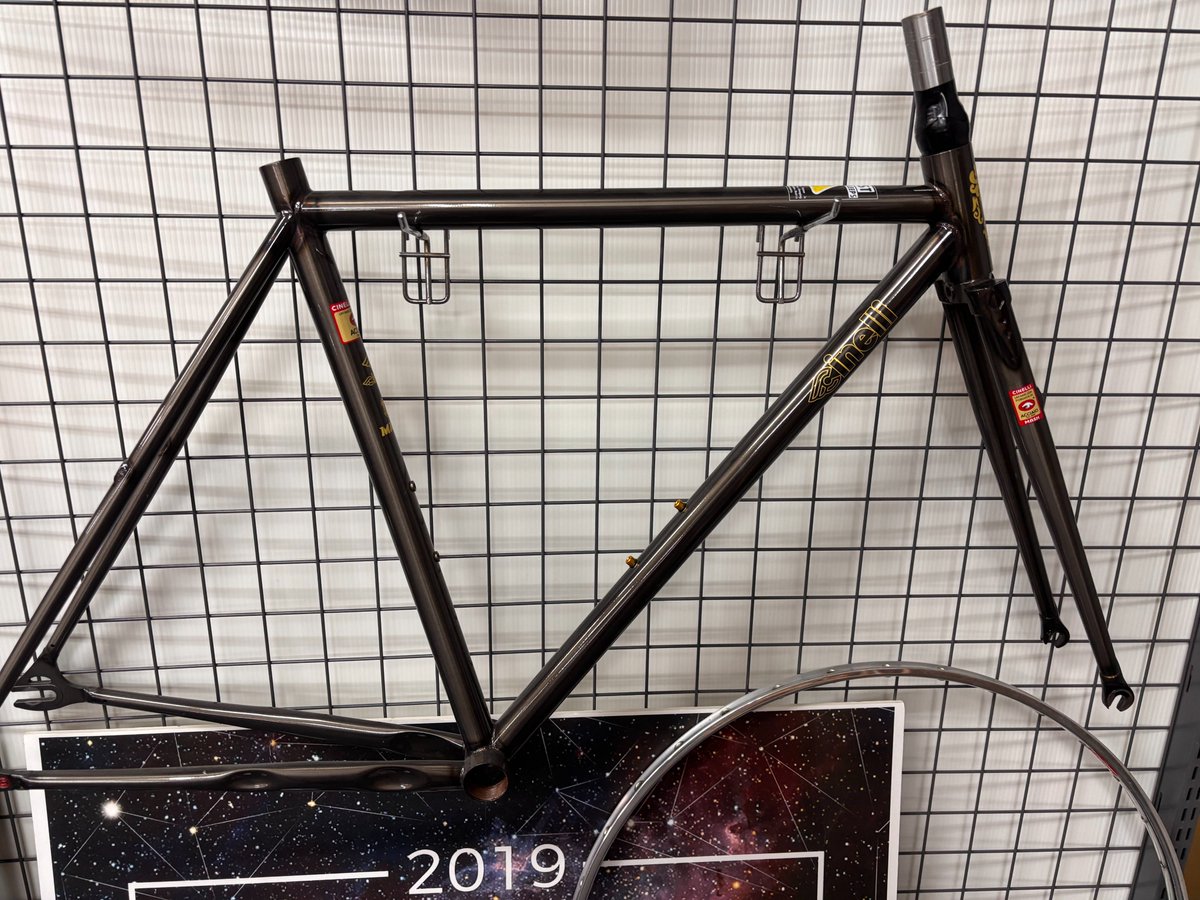 IWAI_CYCLE's tweet image. CINELLIのピストフレーム大放出しようかな？？
未だにお問い合わせの多いCINELLI×MASHのMASH PARALLAX・MASH WORK・MASH BOLTのフレームもあります！
飾っておくより乗って貰った方がこの子達も幸せですよね？
#MASH #CINELLI ＃PIST #ピスト #NJS