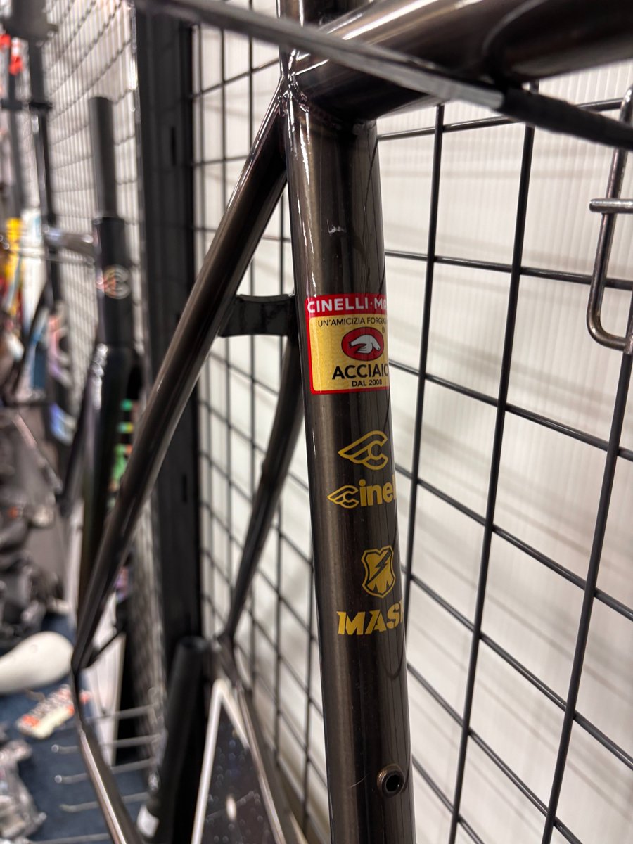 IWAI_CYCLE's tweet image. CINELLIのピストフレーム大放出しようかな？？
未だにお問い合わせの多いCINELLI×MASHのMASH PARALLAX・MASH WORK・MASH BOLTのフレームもあります！
飾っておくより乗って貰った方がこの子達も幸せですよね？
#MASH #CINELLI ＃PIST #ピスト #NJS
