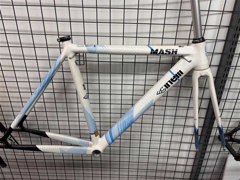 IWAI_CYCLE's tweet image. CINELLIのピストフレーム大放出しようかな？？
未だにお問い合わせの多いCINELLI×MASHのMASH PARALLAX・MASH WORK・MASH BOLTのフレームもあります！
飾っておくより乗って貰った方がこの子達も幸せですよね？
#MASH #CINELLI ＃PIST #ピスト #NJS