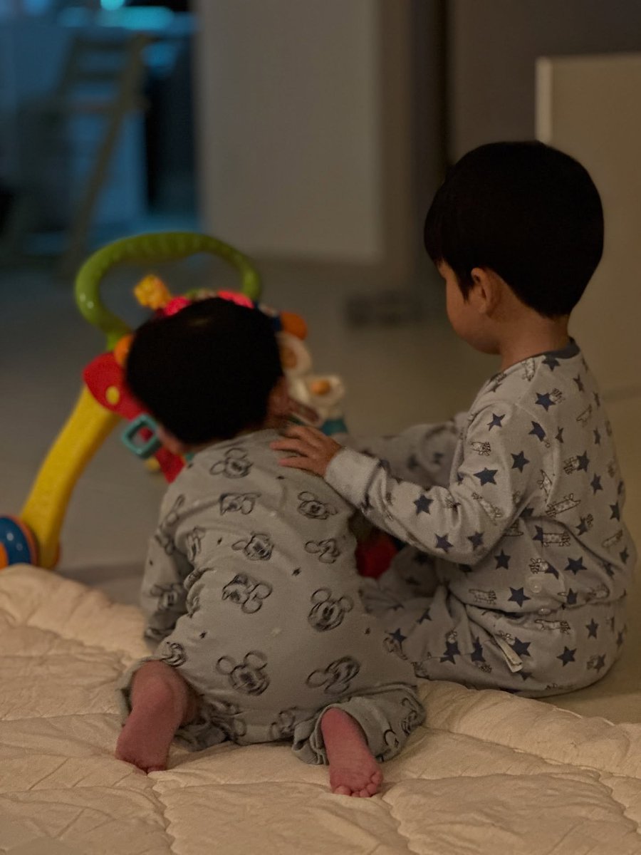 SHBC_TH's tweet image. ลิตเติ้ลมุนที่ 1 และ ลิตเติ้ลมุนที่ 2 มาสวัสดีปีใหม่ค่ะ เห็นมือ #เอริค นิดหน่อย
ดูรูปอื่นๆได้ที่ instagram.com/p/DTB8MPFDzkt/… 

#ERIC #SHINHWA #ชินฮวา