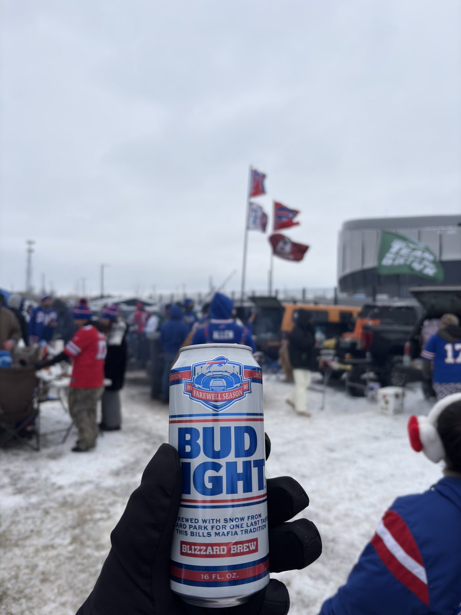 BuffaloSnowKing's tweet photo. Got my hands on some @budlight Blizzard Brew during the tailgate today. 
Hit the spot walking the lots on a cold snowy Sunday afternoon.  #BillsMafia https://t.co/tQHNwE0oJW