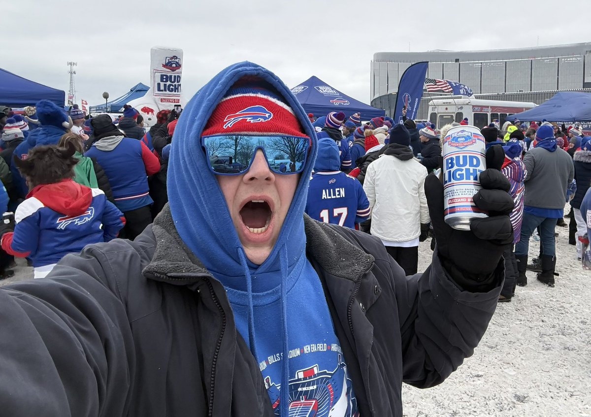 BuffaloSnowKing's tweet photo. Got my hands on some @budlight Blizzard Brew during the tailgate today. 
Hit the spot walking the lots on a cold snowy Sunday afternoon.  #BillsMafia https://t.co/tQHNwE0oJW