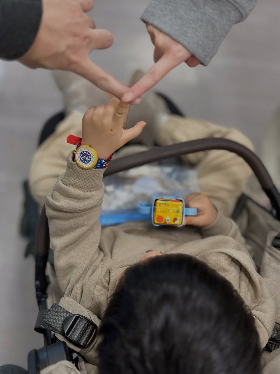 SHBC_TH's tweet image. ลิตเติ้ลมุนที่ 1 และ ลิตเติ้ลมุนที่ 2 มาสวัสดีปีใหม่ค่ะ เห็นมือ #เอริค นิดหน่อย
ดูรูปอื่นๆได้ที่ instagram.com/p/DTB8MPFDzkt/… 

#ERIC #SHINHWA #ชินฮวา