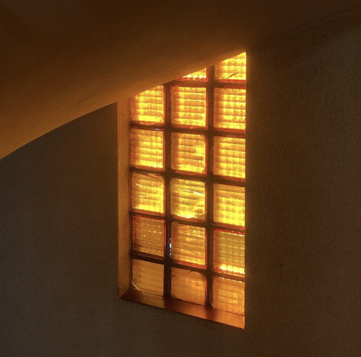 rxnata_'s tweet image. el departamento al q m mudé tiene esta ventana q es una locura