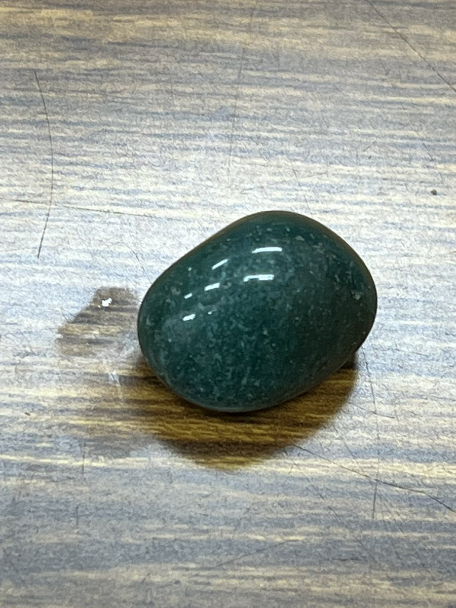 実家の庭で拾ったのですが
なんの石かわかる方いませんか？
綺麗なので持ち歩きたいのですが何かわからずは嫌なので