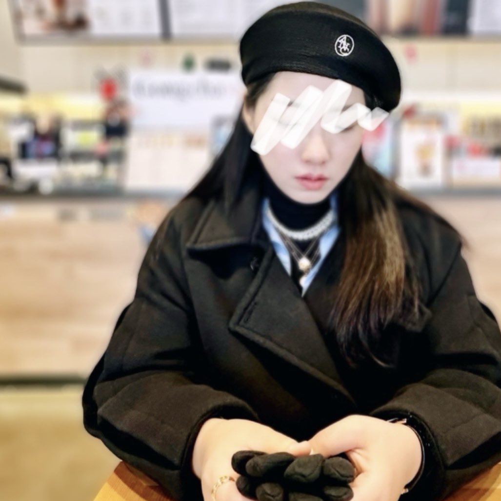 모자를 쓰고 나가면. 머리와 상체의 움직임에 유독 신경 쓰게 됨. 고개를 들어 시각이 향하는 곳이나, 눈을 돌려 시선이 머무는 곳이나. 부러 슬로우를 걸어 순간을 늘리는 것처럼, 모든 동작에 특별함을 부여하는데. 무엇에든 더 적극적으로 다가가 더 깊게 닿는 기분. 오늘이 그런 날.