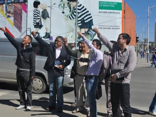 2013 оны 9 дүгээр сарын 8-ны өдөр Сангийн дэд сайд асан Ч.Ганхуяг, эмч Б.Болдсайхан тэргүүтэй хүмүүс ийн Төрийн ордны гадна  “Салаавчтай жагсаал”-ыг зохион байгуулж байв. Тэд ам.долларын ханш өсч 1700 төгрөгт хүрсэнд тухайн үеийн эрх баригчдыг буруутган шүүмжилж ийнхүү жагссан