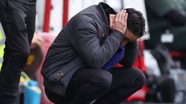 AMORIM DAN PROBLEM MANCHESTER UNITED🔥

Ruben Amorim bukan ribut soal pemain tapi soal kuasa dan orang-orang di belakangnya.

Dia ingin menjadi manager, United memperlakukannya sebagai head coach. 

Amorim tanpa backing, konflik dengan Wilcox, dan sistem yang tak sepenuhnya