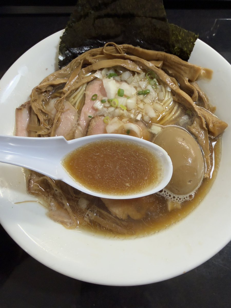 38Vi1's tweet image. 仕事始めのランチは入谷にある麺処 晴さんで🍜

特製中華そば（醤油）に穂先メンマを追加です🤤

煮干し系をずっと食べたかった🤤
パツスト麺もスープもトッピングも相変わらず、めちゃ美味い😆

ごちそうさまでした😋

#麺処晴
#入谷
#煮干
