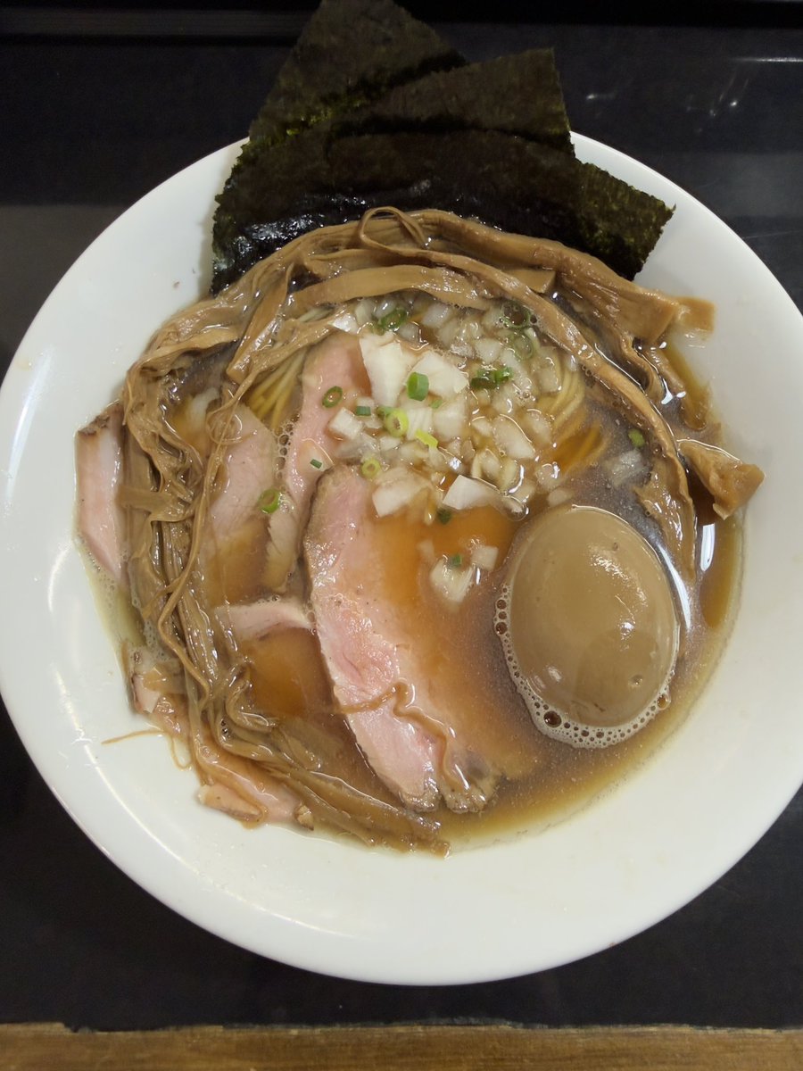 38Vi1's tweet image. 仕事始めのランチは入谷にある麺処 晴さんで🍜

特製中華そば（醤油）に穂先メンマを追加です🤤

煮干し系をずっと食べたかった🤤
パツスト麺もスープもトッピングも相変わらず、めちゃ美味い😆

ごちそうさまでした😋

#麺処晴
#入谷
#煮干