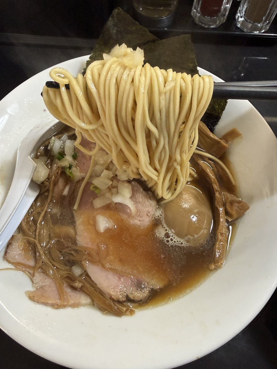 38Vi1's tweet image. 仕事始めのランチは入谷にある麺処 晴さんで🍜

特製中華そば（醤油）に穂先メンマを追加です🤤

煮干し系をずっと食べたかった🤤
パツスト麺もスープもトッピングも相変わらず、めちゃ美味い😆

ごちそうさまでした😋

#麺処晴
#入谷
#煮干