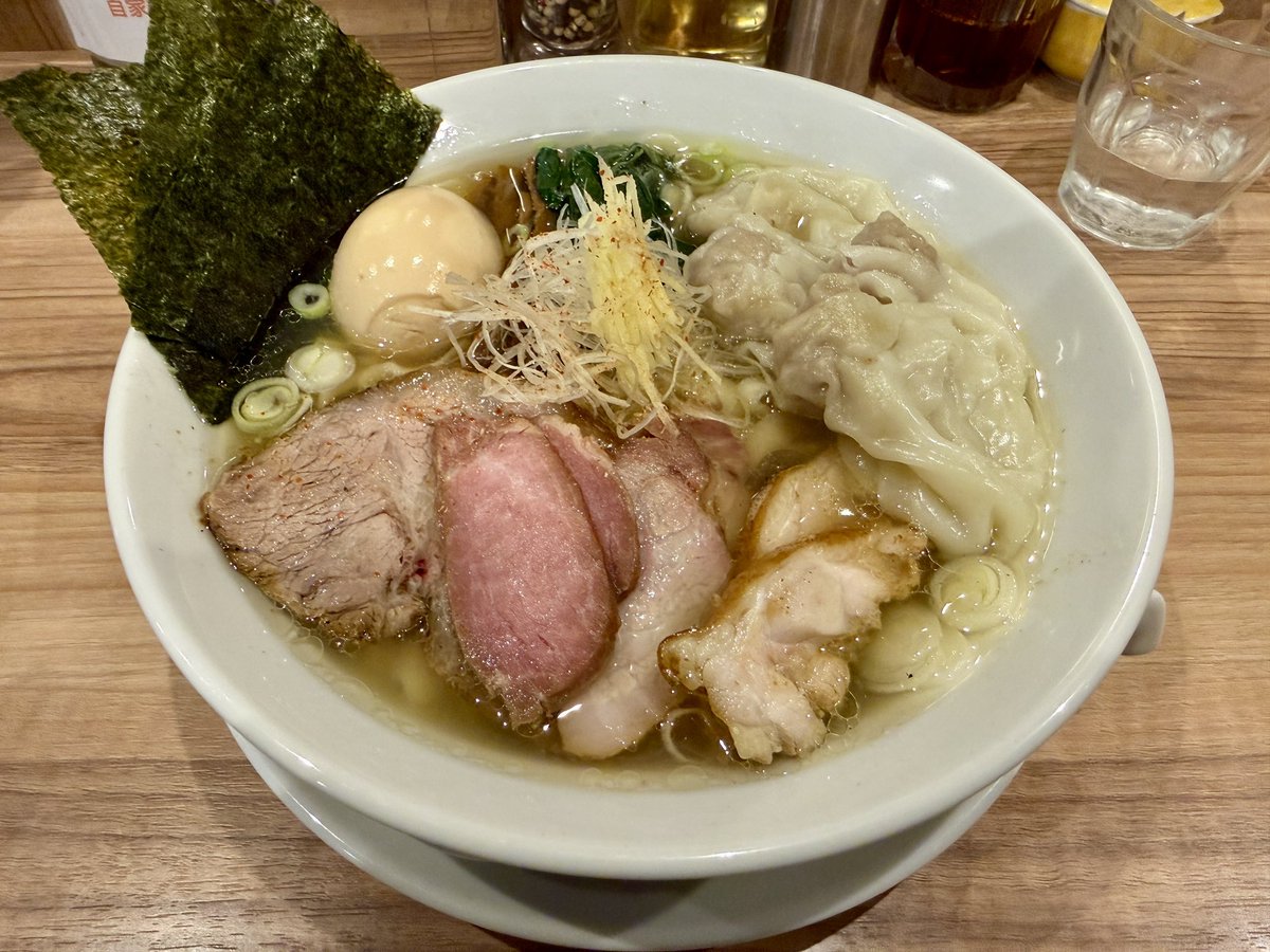 caramelbox9's tweet photo. 2026.1.4(日)麺処ほん田@秋葉原

特製塩1,700円
(手揉みVer.変更＋100円)
＋雲呑TP 250円

前段でお酒🍶飲んでからのほろ酔い状態ですと、キリッと塩分旨味摂取が浸みます、沁み入ります

仕事始め前の良い気分転換になりました👍 https://t.co/4sPiH4Var6