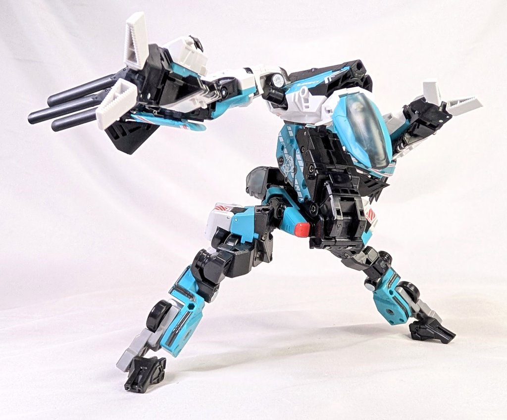 カッコいいな。 これの前に出た赤い車のロボの変形が本当分かりにくく