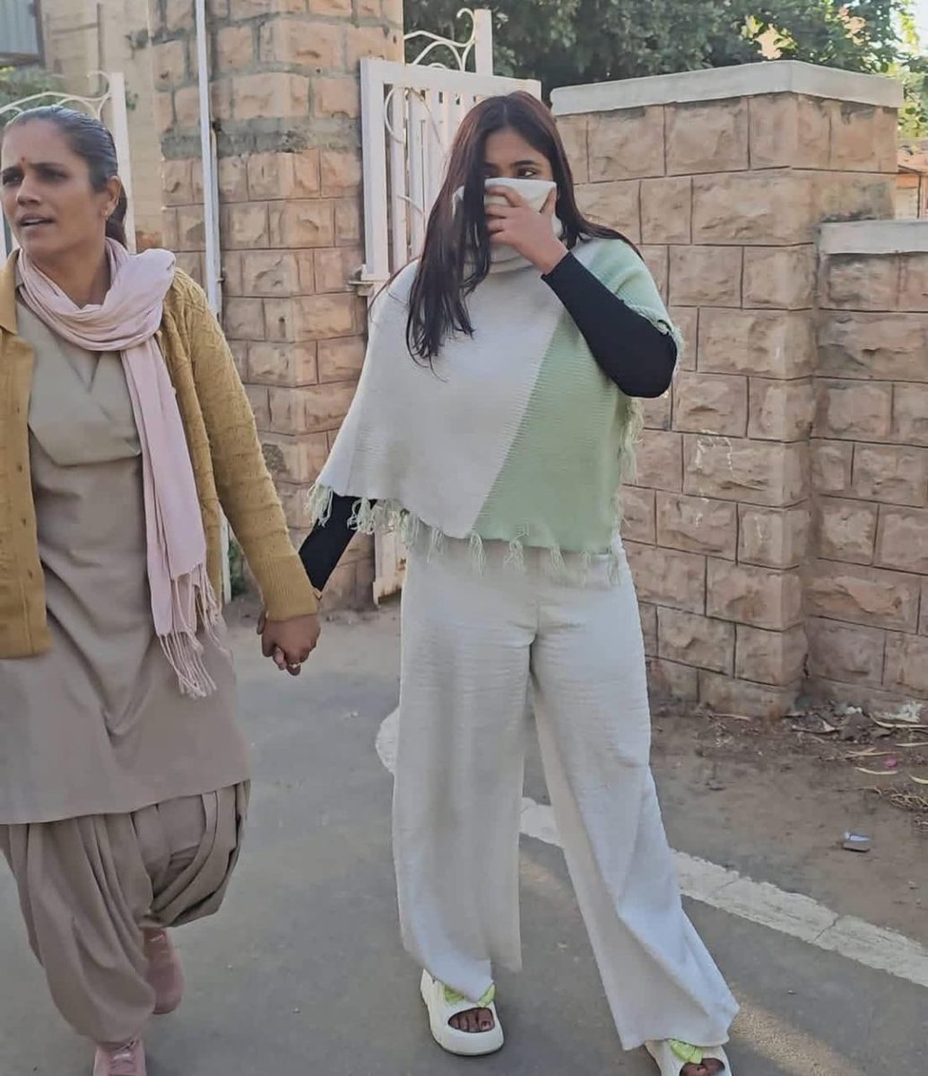 प्रियंका नाम की लड़की ने वकील साहब को अपने प्रेमजाल में फंसाया और फिर ब्लैकमेल करने लगी। 40 लाख रुपए की डिमांड करना और वीडियो वायरल करने की धमकी देना, यह तो बहुत ही गलत है! 😡 पुलिस ने प्रियंका को गिरफ्तार कर लिया है, यह अच्छी खबर है। ऐसे मामलों में सावधानी बरतनी बहुत जरूरी है।