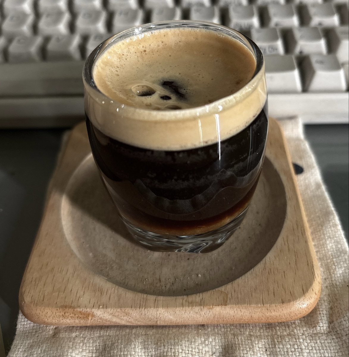 macMAC_'s tweet photo. 食後の一杯
　カプセル（粉）　スターバックスブロンドエスプレッソ
　ネスプレッソ エッセンサミニ C30
　お湯    40ml

2026年　今日からお仕事😅
お昼はやっぱりエスプレッソで休憩
今年もよろしくお願いします
　
#コーヒー #エスプレッソ #ネスプレッソ #エッセンサミニ https://t.co/DhPj7wmAzG