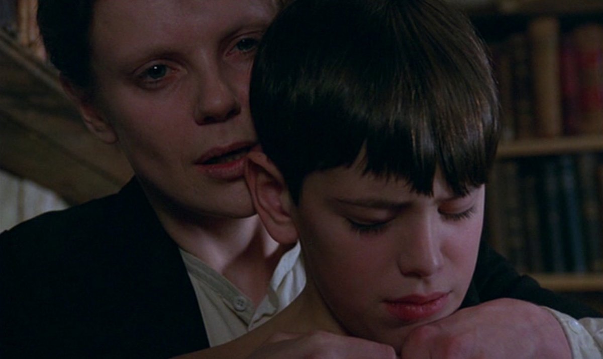 ChClumsy's tweet image. Vimos “Fanny y Alexander”: parte historia de costumbres, parte historia de terror. Hay una secuencia memorable con un personaje judío que hoy da grima por lo que ya le sabemos a Bergman. Pero todo bien.