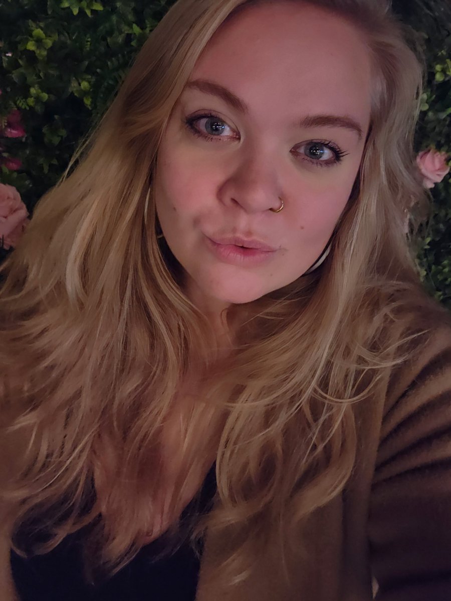 _GoddessTwins's tweet image. One kiss of love. One kiss of death.
Which is which? Let's play a game...