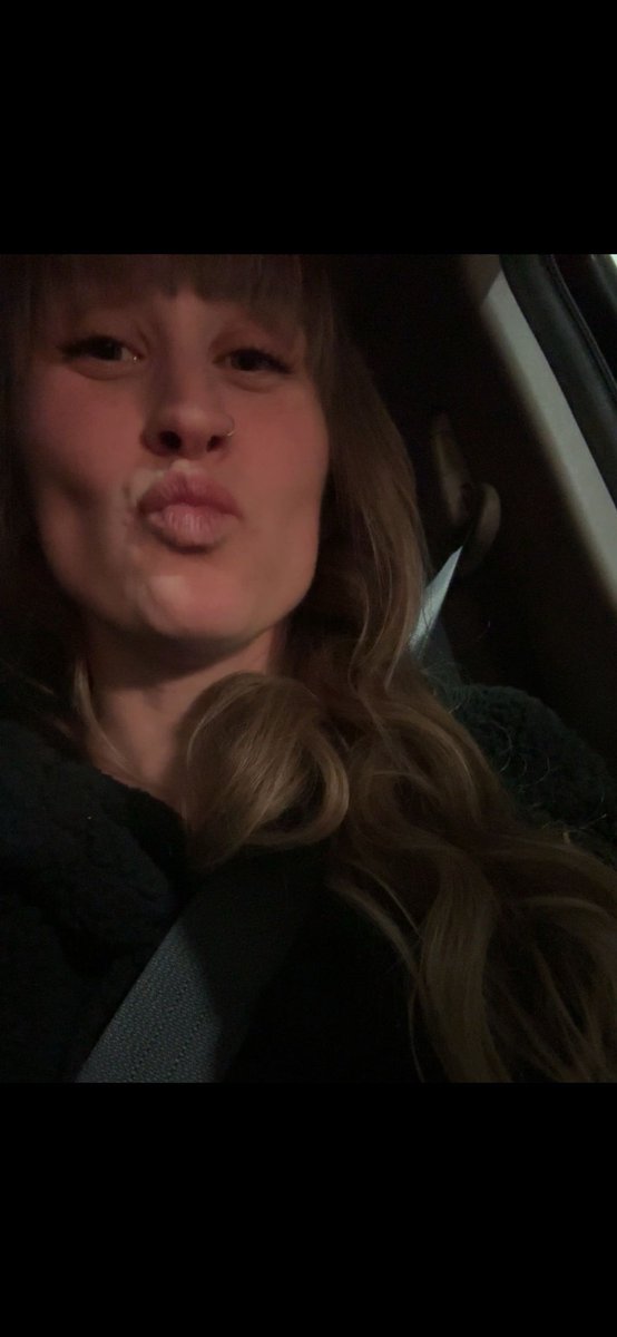 _GoddessTwins's tweet image. One kiss of love. One kiss of death.
Which is which? Let's play a game...