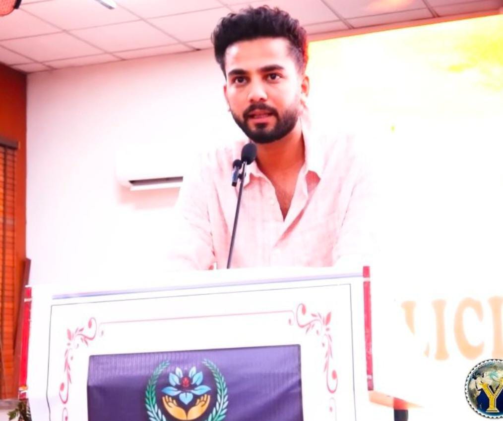 कृष्णा ने एल्विश यादव को तगड़े मजे ले लिए! 😂 एल्विश यादव का UPSC के सिलेक्टेड बच्चों को स्पीच देने का वीडियो वायरल हुआ था, जिसमें उन्होंने अपनी कहानी साझा की थी कि कैसे उनकी माँ चाहती थीं कि वह UPSC की परीक्षा दें, लेकिन उन्होंने कहा कि वह पढ़ाई में अच्छे थे, लेकिन UPSC की