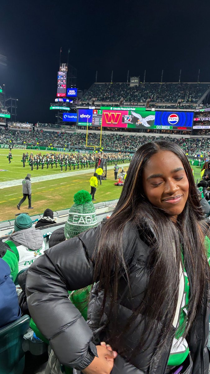 symiyah_'s tweet image. The Philadelphia Eagles really do have the prettiest fans, huh? 😭😍🦅