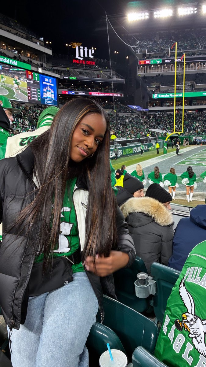 symiyah_'s tweet image. The Philadelphia Eagles really do have the prettiest fans, huh? 😭😍🦅