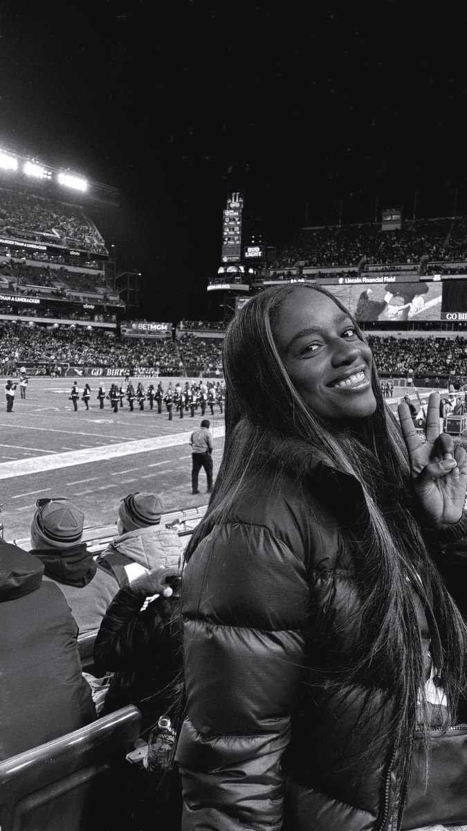symiyah_'s tweet image. The Philadelphia Eagles really do have the prettiest fans, huh? 😭😍🦅