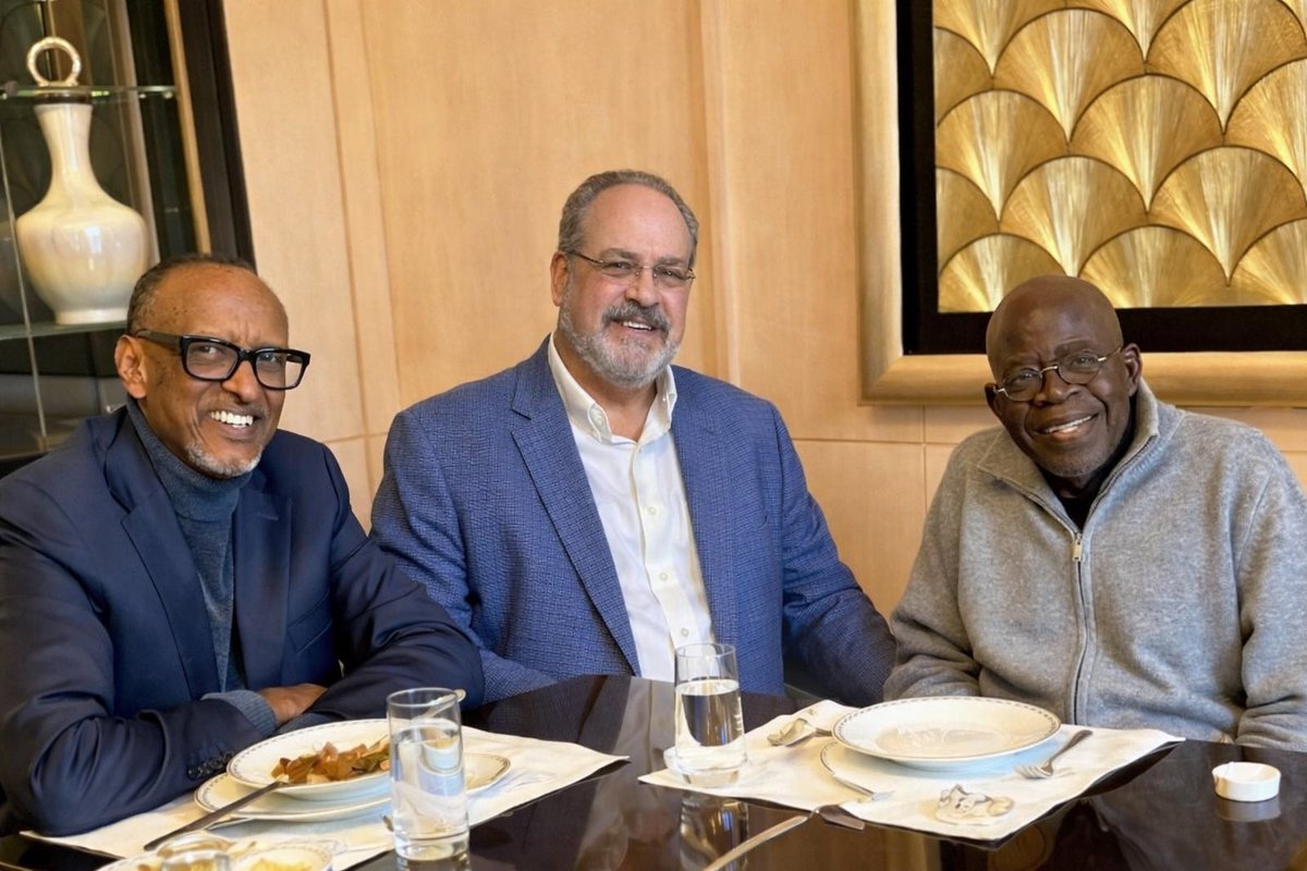 MikeArnoldTruth's tweet photo. Look! I had lunch today with the president of Rwanda and President @officialABAT! 🤣🤣🤣

This is just as real as the picture he posted! 

#EarthShaker https://t.co/xTOoOQiDFj