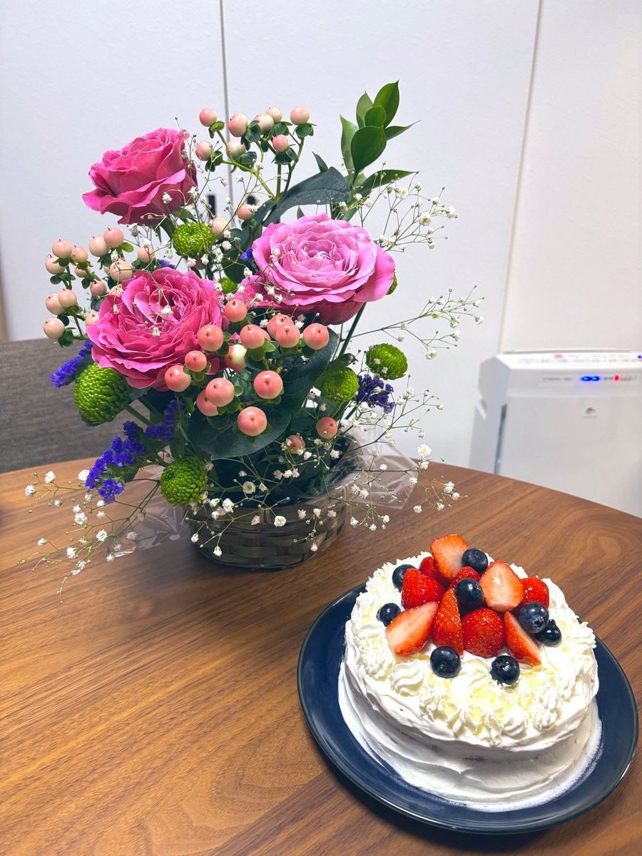 yamazonoyuri's tweet photo. 年末年始は家族とゆっくり。
あたたかい時間になりました。

今年も政策実現に向けて動きつつ、わかりやすい発信を強化。2026年もよろしくお願いします。

写真は叔母の古希祝い。
息子の「手作りの方が喜ぶよ」で一緒に作ったケーキ、喜んでもらえて嬉しかった���す。 https://t.co/x4PdV7wuY0