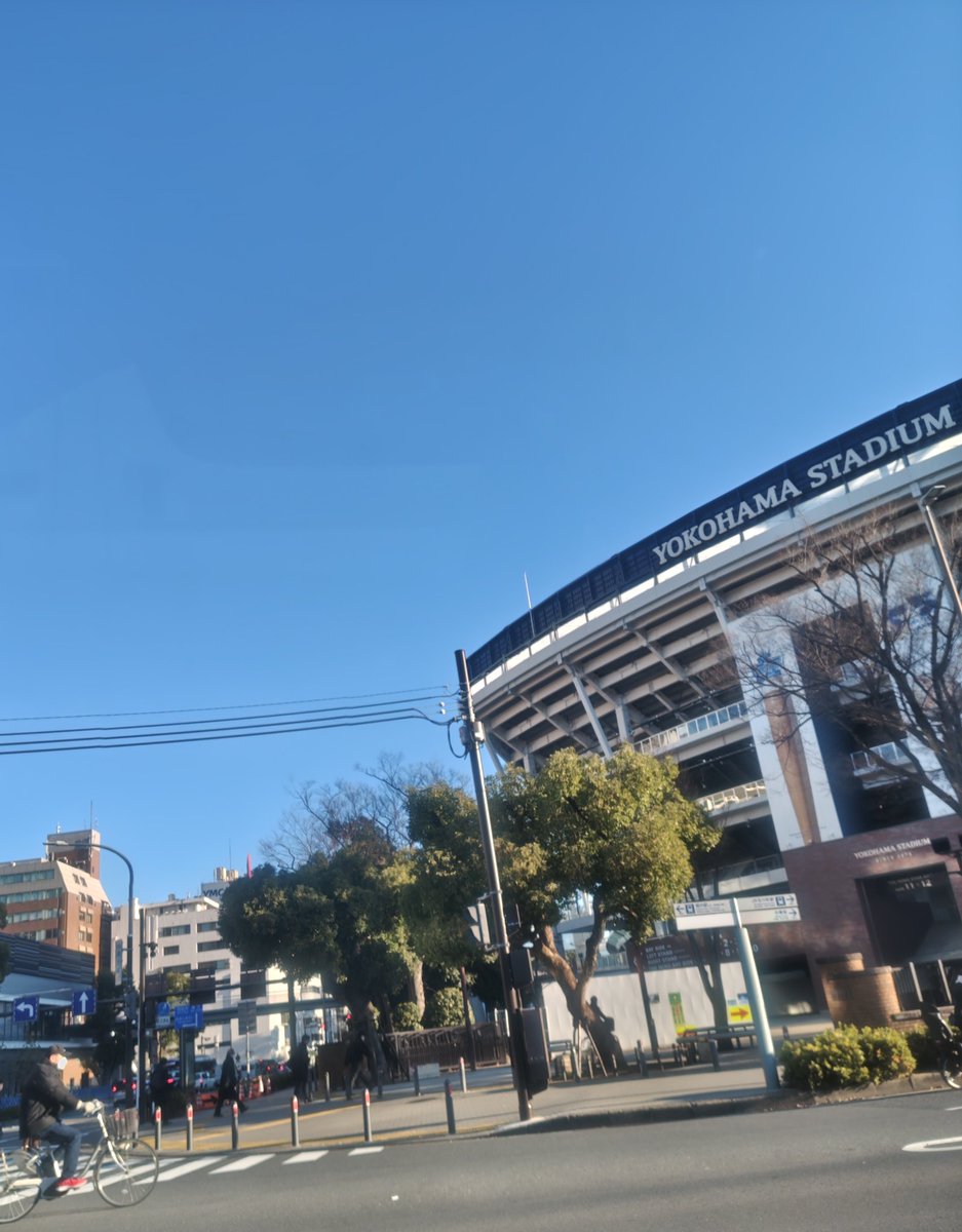 hyde_5005's tweet photo. 1月5日(月)晴　気温12.0℃、湿度53%
お昼になってやっと気温が上がってきました🌡️朝は寒くてフロントガラスが凍ってました🥶
暖かい服装で出かけましょうね。
今日から仕事始めです、気を引き締めて笑顔で頑張りましょう✌️

感謝を忘れずいつも笑顔で健やかに☺️
#イマソラ #ハマスタ https://t.co/cFK7QQrumO