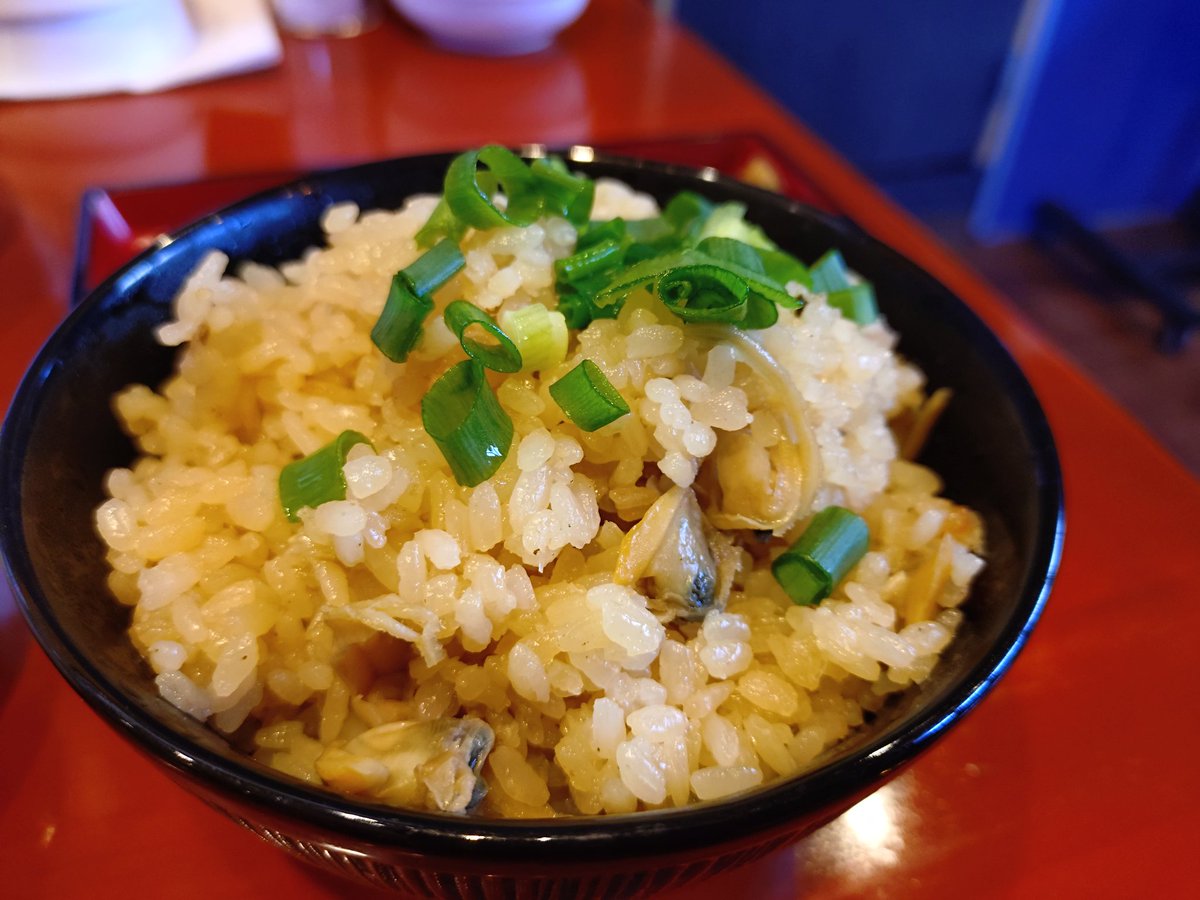 4SDYybNZFL14040's tweet image. 気まぐれラーメン日記🍜

『南相馬へうげもの埼玉入間店』

すごい貝＆貝めし🍜

ポタージュを思わせる程のすごい貝の出汁😲貝めしも貝の旨味が染み込んでる。半分そのままで食べ残りはラーメンのスープをかけ茶漬け風に完食😋
