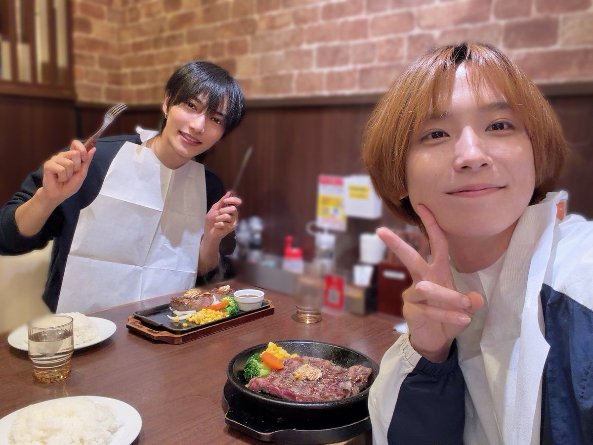 tomizono_rikiya's tweet photo. 蓮巳敬人役のひろきとステーキを食べました🍖
ひろき話に夢中でペースが乱れて最後お肉ちょっとやのにお米がめっちゃ残ってました。

ステーキ食べたんで今日はぼくちん強いです。

#あんステ https://t.co/TfRPrjshEN