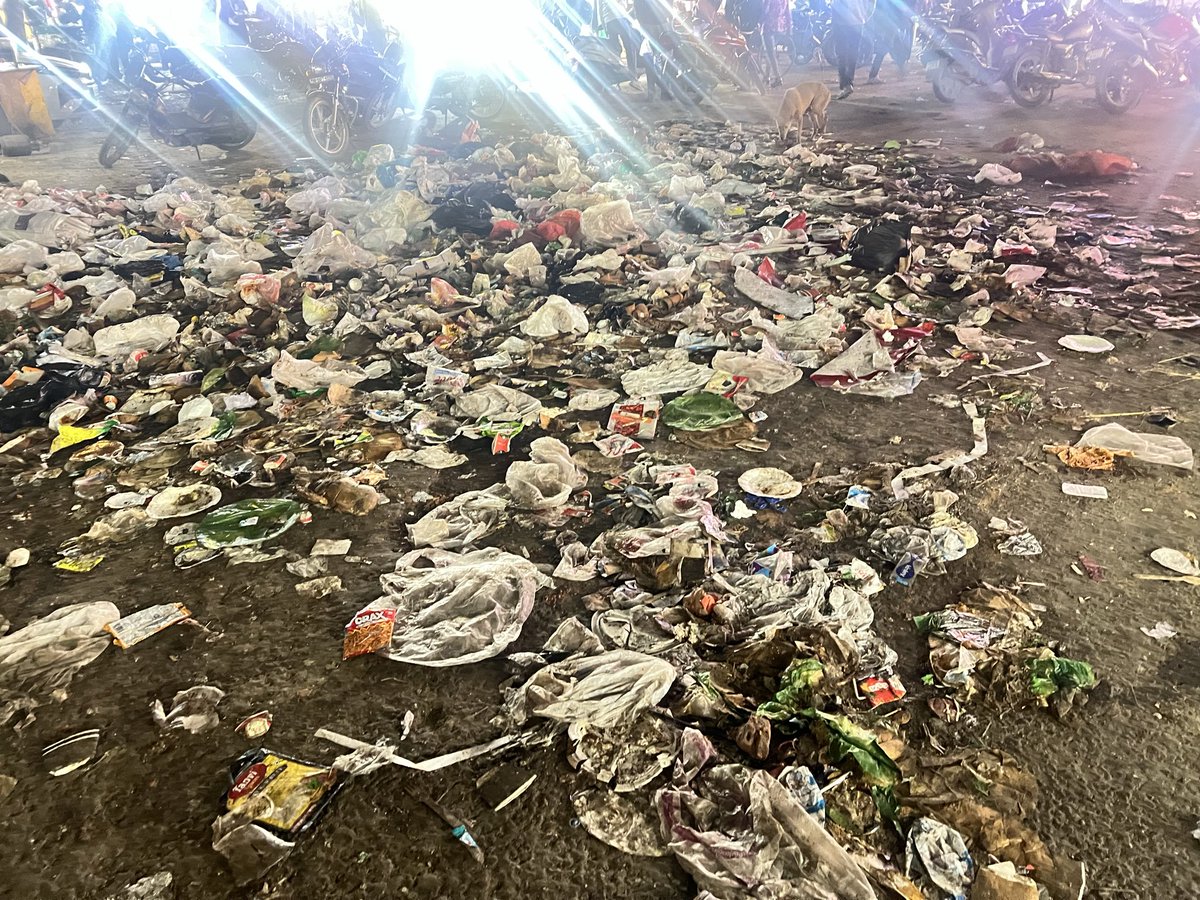 NeeraSharma1311's tweet image. This is not just garbage.
This is a public health emergency.

Open waste, plastic litter, and unhygienic conditions have taken over our market areas—putting citizens, vendors, and animals at risk at Sector 22 Market Gurgaon  it’s a public emergency