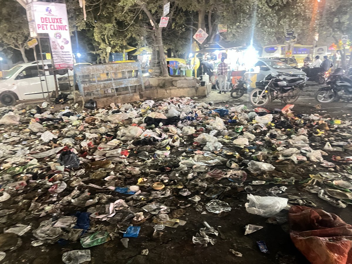 NeeraSharma1311's tweet image. This is not just garbage.
This is a public health emergency.

Open waste, plastic litter, and unhygienic conditions have taken over our market areas—putting citizens, vendors, and animals at risk at Sector 22 Market Gurgaon  it’s a public emergency