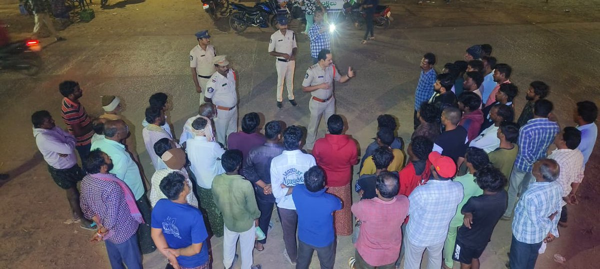 prakasam_police's tweet image. చేతులెత్తి మొక్కుతున్నాం… హెల్మెట్ ధరించి ప్రాణాలు కాపాడుకోండి రోడ్ సేఫ్టీ వారియర్స్‌తో కలిసి ప్రకాశం జిల్లా పోలీస్ హెల్మెట్ వినియోగంపై వినూత్న రోడ్డు భద్రతా అవగాహన కార్యక్రమం నిర్వహించారు. రోడ్డు భద్రత ప్రతి ఒక్కరి బాధ్యత.

#RoadSafety #HelmetAwareness #SaveLives #TrafficRules