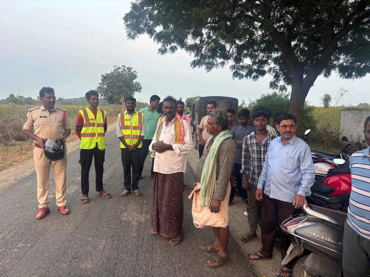 prakasam_police's tweet image. చేతులెత్తి మొక్కుతున్నాం… హెల్మెట్ ధరించి ప్రాణాలు కాపాడుకోండి రోడ్ సేఫ్టీ వారియర్స్‌తో కలిసి ప్రకాశం జిల్లా పోలీస్ హెల్మెట్ వినియోగంపై వినూత్న రోడ్డు భద్రతా అవగాహన కార్యక్రమం నిర్వహించారు. రోడ్డు భద్రత ప్రతి ఒక్కరి బాధ్యత.

#RoadSafety #HelmetAwareness #SaveLives #TrafficRules