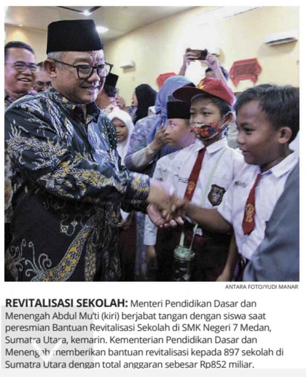 REVITALISASI SEKOLAH: Mendikdasmen Abdul Mu’ti berjabat tangan dengan siswa saat peresmian Bantuan Revitalisasi Sekolah di SMK Negeri 7 Medan, Sumatra Utara. Revitalisasi kepada 897 sekolah di Sumatra Utara dengan total anggaran sebesar Rp852 miliar. (Media Indonesia 5 Jan 2026)