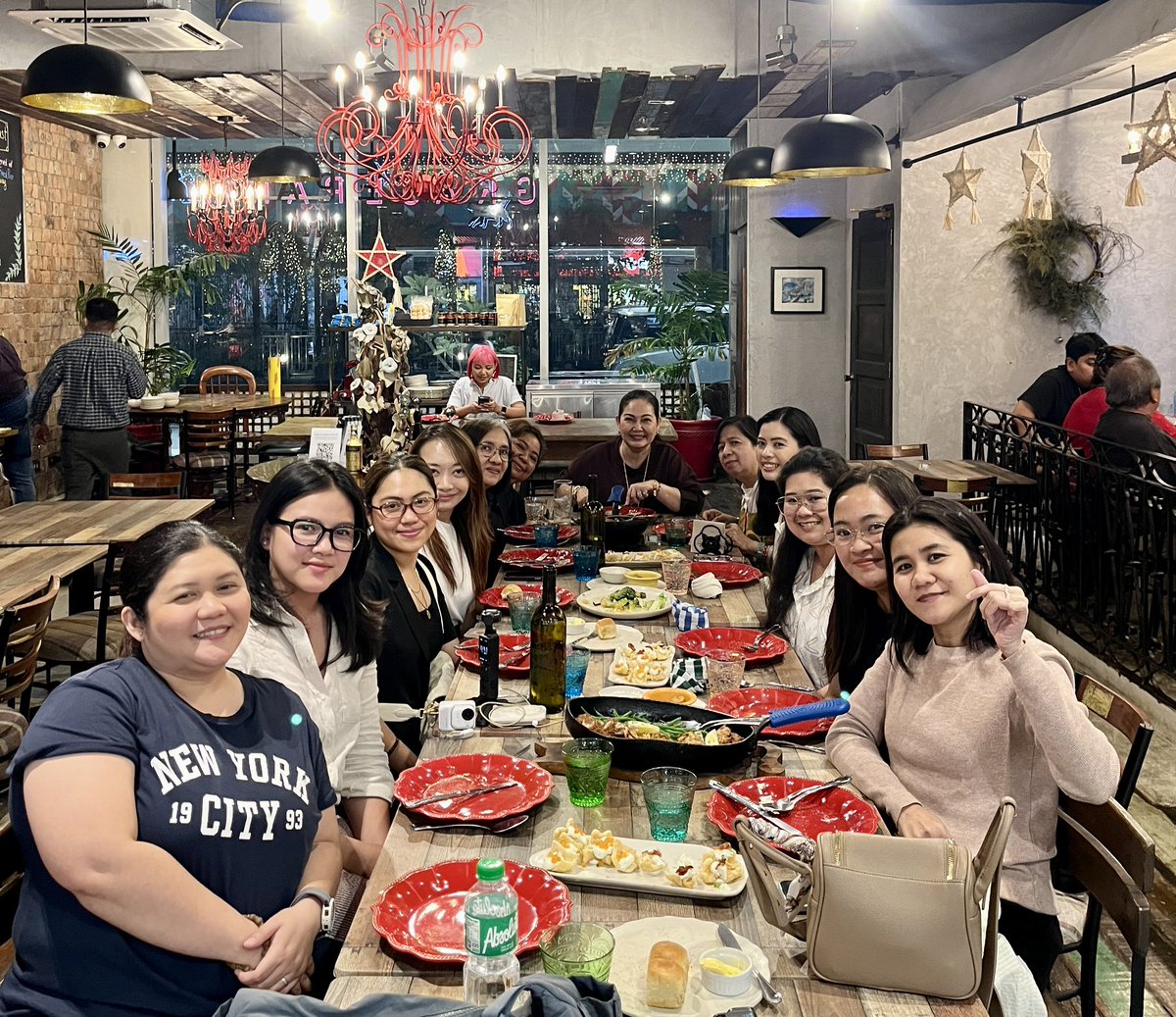 maryjhoanaaa's tweet photo. Palagi kong sinasabi na isa sa susi sa longevity ay yung kung paano pinahahalagahan ng artista ang kanyang fans. Look at Inay Maricel Soriano, she still finds time to bond with the admin of her fansclub. No agenda, just pure bonding &amp; chichi. We love you. Salamat po sa oras. 🥰 https://t.co/dTWhB8KwNV