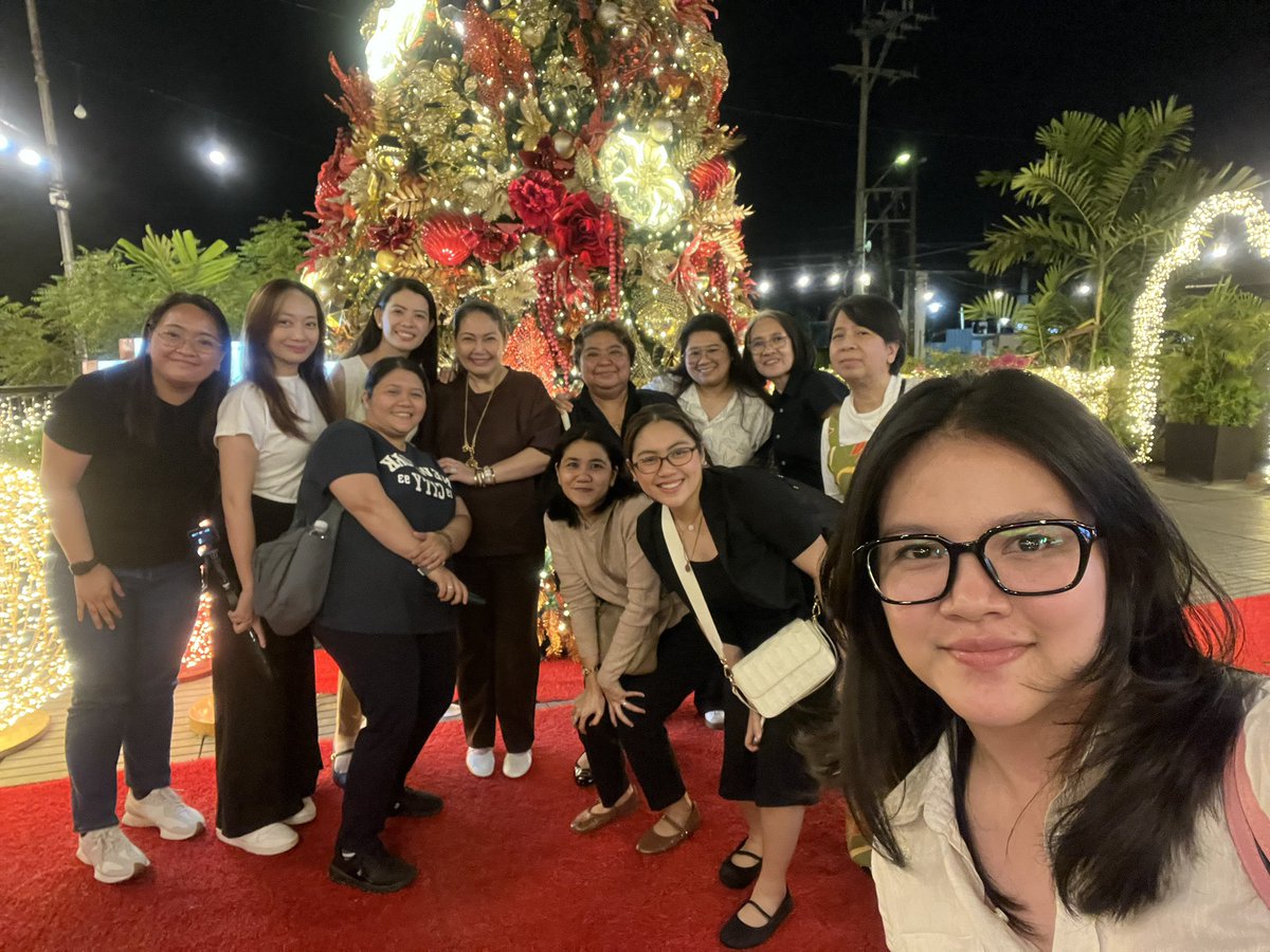 maryjhoanaaa's tweet photo. Palagi kong sinasabi na isa sa susi sa longevity ay yung kung paano pinahahalagahan ng artista ang kanyang fans. Look at Inay Maricel Soriano, she still finds time to bond with the admin of her fansclub. No agenda, just pure bonding &amp; chichi. We love you. Salamat po sa oras. 🥰 https://t.co/dTWhB8KwNV